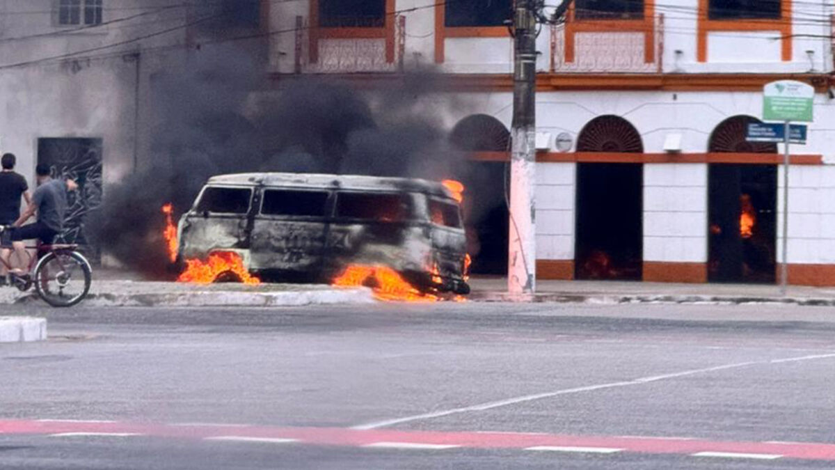 Vídeo: Kombi pega fogo na Doca de Souza Franco