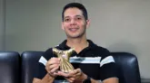 Olivaldo da Silva Moraes, tricampeão do Troféu Camisa 13 de Melhor Árbitro, durante a visita ao Grupo RBA nesta tercça-feira (23).