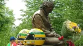 Estátua de Ayrton Senna, em Ímola, recebe homenagens de fãs de todo o mundo nesta quarta-feira (1º).