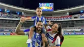 Michel Macedo comemora título pelo Paysandu ao lado do filho e da esposa, Andressa Soares
