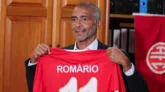 Após 15 anos da aposentadoria, Romário planeja voltar aos gramados neste sábado (18).