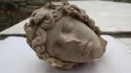 A cabeça de Apolo foi encontrada durante escavações na antiga cidade de Filipos, na Grécia