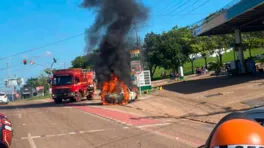 Cena do incêndio no veículo pegou de surpresa os condutores em Marabá no sudeste paraense
