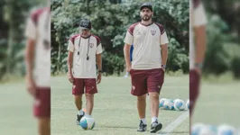 O técnico do Águia, Mathaus Sodré junto de seu auxiliar tétnico, o pai Gerson Sodré. Missão difícil ao enfrentar o São Paulo na Copa do Brasil.