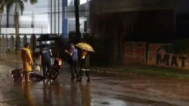 A colisão frontal entre os veículos aconteceu em frente à escola.