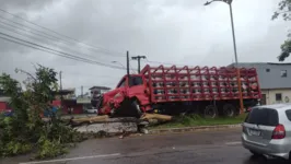 Imagens compartilhadas nas redes sociais, mostram a cena de destruição provocado pelo acidente.