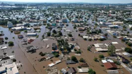 Em Canoas, moradores ilhados pedem comida e água a militares