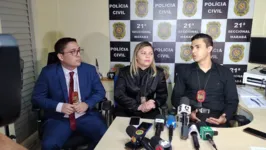 Os delegados Walter Ruiz, Leandro Pontes e Simone Felinto, da divisão de homicídios local, deram uma entrevista coletiva na manhã desta sexta-feira (26)