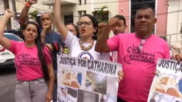 Família pede Justiça em frente ao Fórum: jovem se recuperou do crime, mas ainda sofre com consequências da agressão