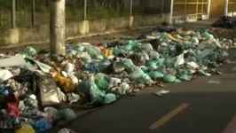 Lixo já tomou a calçada, e avança para a ciclofaixa