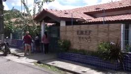 Pais e alunos protestaram em frente à instituição, que fica no Distrito Industrial