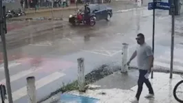 Motorista de carro ultrapassou o sinal vermelho