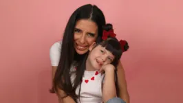 Carolina Azevedo com a filha Mariana que cria conteúdos nas redes sociais