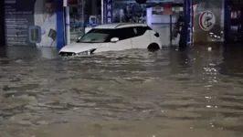 Vários pontos da cidade foram alagados pelas chuvas, muitos motoristas foram obrigados a abandonarem os veículos.