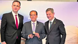 Jader Barbalho recebeu a medalha comemorativa do presidente do senado, Rodrigo Pacheco e do senador Rogério Carvalho