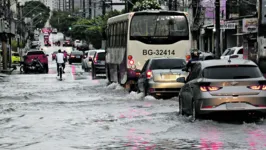 Alagamentos costumam causar muitos transtornos em Belém. Abaixo a comerciante Marinete Dantas