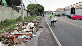 Rastro de lixo na avenida Centenário
