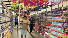 Supermercados de Belém já enfeitaram os corredores com os ovos de chocolate.