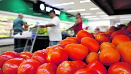 Tomate é um dos produtos cujos preços mais tiveram reajustes este ano, segundo o Dieese. Abaixo, Naldo Martins
