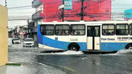 Pedestres, ciclistas e motoristas precisaram se arriscar atravessando as vias alagadas de Ananindeua