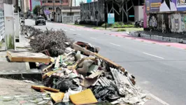 Lixo e mato alto deixam espaço público insalubre. Situação se repete em outros lugares