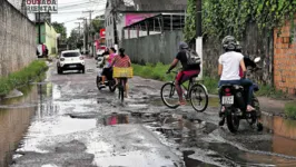 Nesse período de chuvas, a situação dos moradores só piora, por causa dos buracos e lama