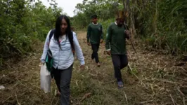 A jornalista Elaíze Farias durante cobertura na Terra Indígena Vale do Javari