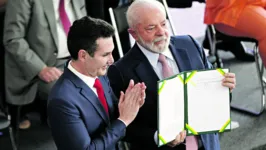 O presidente Lula e o ministro das Cidades, Jader Filho, têm entregue milhares de moradias pelo MCMV