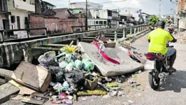 Em várias ruas da cidade, o cenário é o mesmo: lixo e entulho impedindo a passagem de pedestres e motoristas