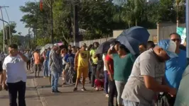 A central de atendimento montada no Mangueirinho amanheceu com fila quilométrica