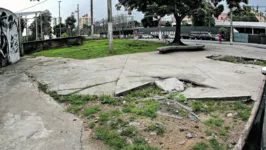 A praça está completamente abandonada, com espaços destruídos ou vandalizados