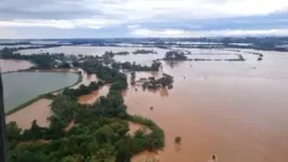 A orientação dada às famílias ilhadas é para que façam sinais luminosos para auxiliar no resgate.