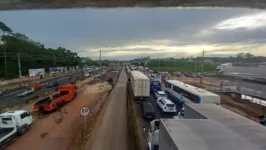 O rio, localizado em Marituba, transbordou depois das fortes pancadas de chuva registradas nesta quarta-feira (10)