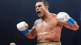 Vitor Belfort vibra com a vitória sobre Hollyfield