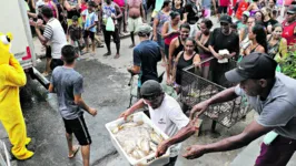 Ação virou uma tradição nesta época para os moradores e garante almoço gratuito na sexta da Paixão