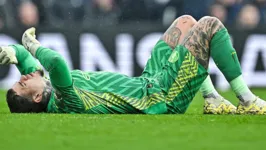 Goleiro se lesionou na hora do pênalti para o Liverpool.