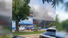 Chamas e fumaça assustou moradores vizinhos à paróquia