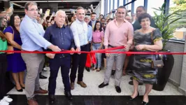 Seu José e Dona Maria descerram a faixa de inauguração para dar início aos trabalhos da nova loja no Guamá