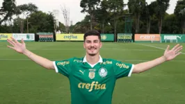 Rômulo comemora boa fase com a camisa do Palmeiras