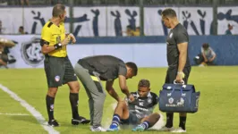 Felipinho chutou, fez o gol e caiu sentindo a lesão.