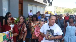 Fãs se reuniram com cartazes e homenagens ao artista