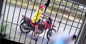 Idoso apanha de um ladrão, enquanto o comparsa o aguarda em uma motocicleta para fuga