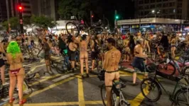 Ciclistas nus se reúnem na avenida Paulista e pedem "mais amor, menos motor".