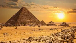 Pirâmide Vermelha na necrópole Dahshur, construída durante a quarta dinastia egípcia