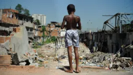 O IDH de cada país é composto pela média de indicadores de expectativa de vida ao nascer, escolaridade e renda