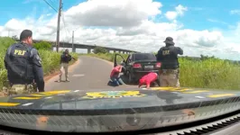 As forças policiais foram mobilizadas e chegaram em Morada Nova, quando passaram a acompanhar os dois veículos