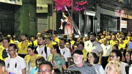 Devotos acompanham o traslado da imagem do Senhor dos Passos até a Basílica Santuário