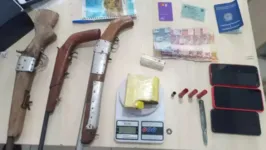 Com os suspeitos foram encontrados armamentos de fabricação caseira, celulares e drogas