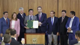 Autoridades se reuniram no Palácio do Planalto para assinar o documento.