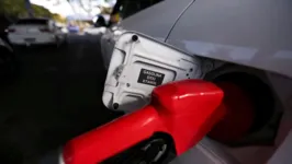 Carros flex aceitam gasolina e etanol, mas uso dos dois combustíveis ainda é uma incógnita para muita gente